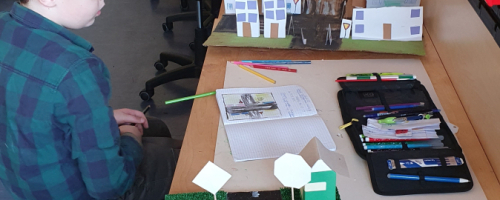 „Makiety skrzyżowań” wykonane przez uczniów klas czwartych w pracowni technicznej